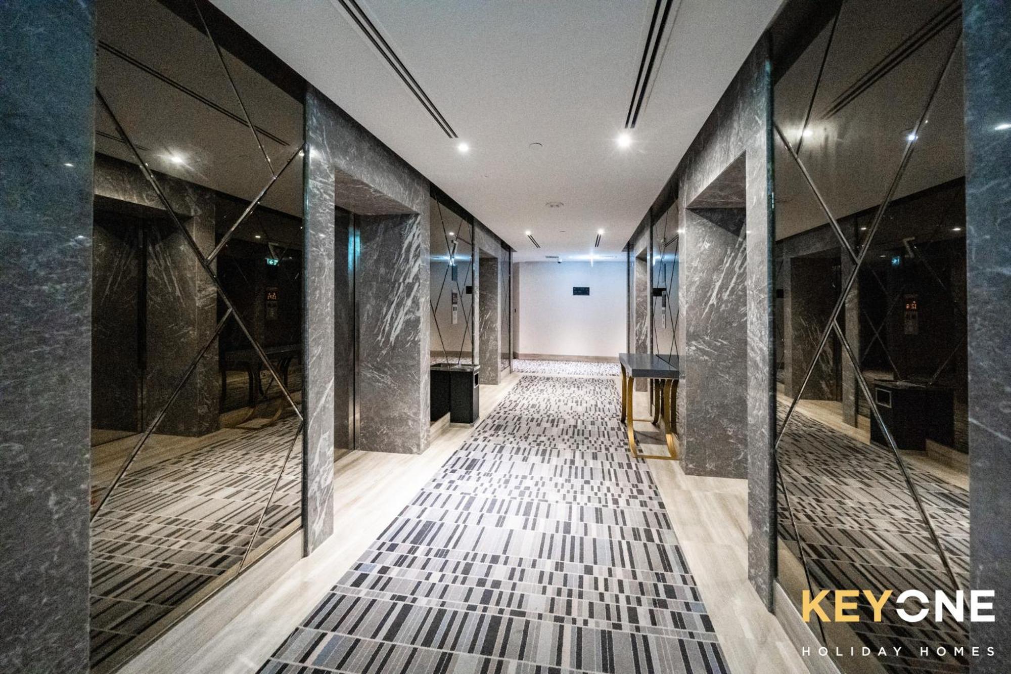 Sleek Studio In Prive With Stunning Canal View Dubai Exterior foto